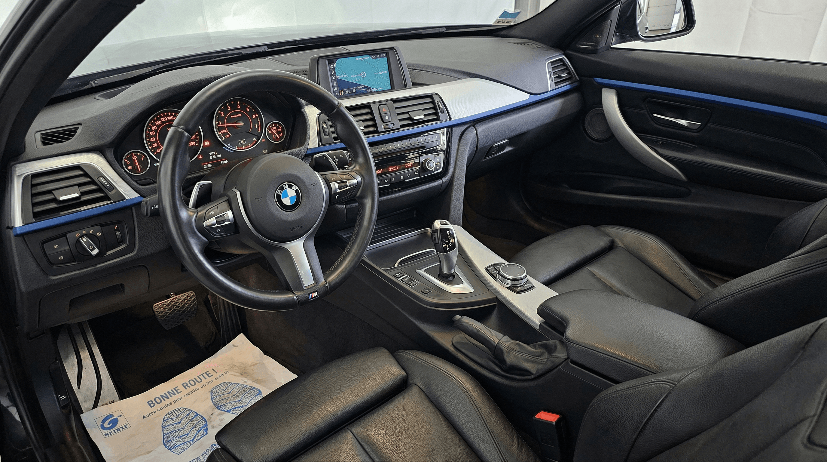 Photo de voiture après retouche CarShot niveau showroom